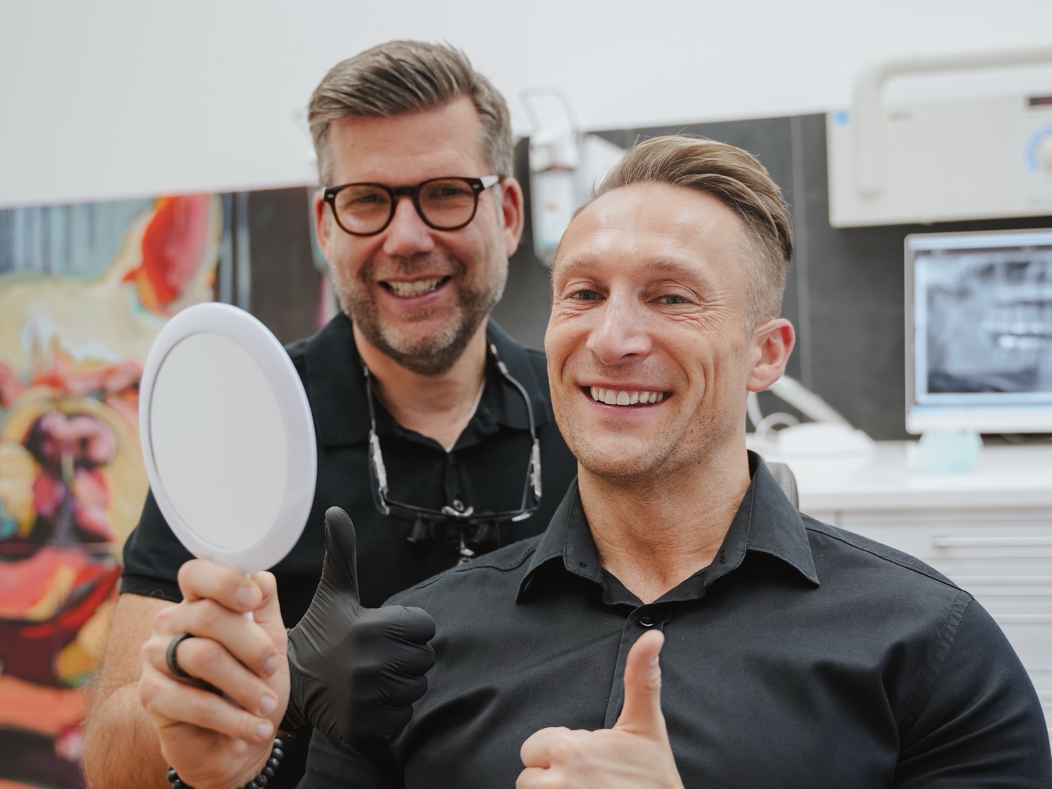 Dr. Joachim Kraus mit einem Patienten in der Praxis Zahnkultur